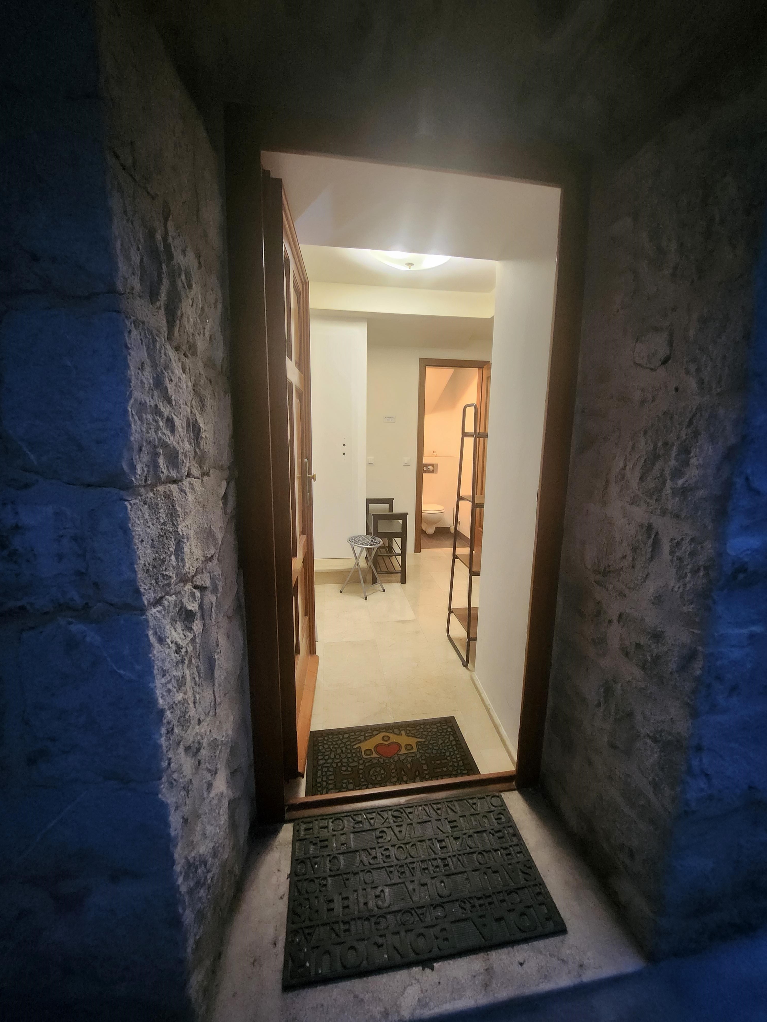 Vstup do apartmánu — kamenný rám dveří