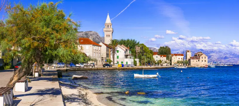 Pláž u Kaštel Štafilići — první řada od moře